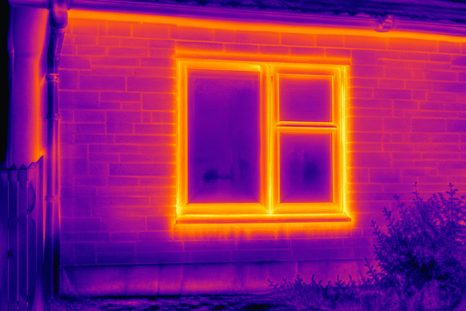 Warmtebeeld van dezelfde gevel met zichtbaar warmteverlies