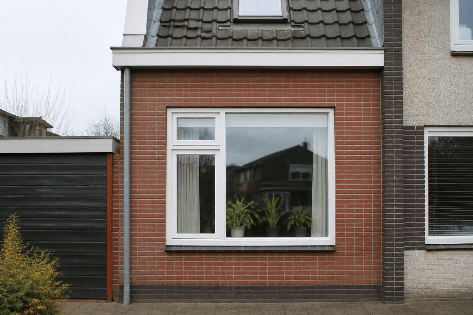 Gevel en kozijn bij daglicht